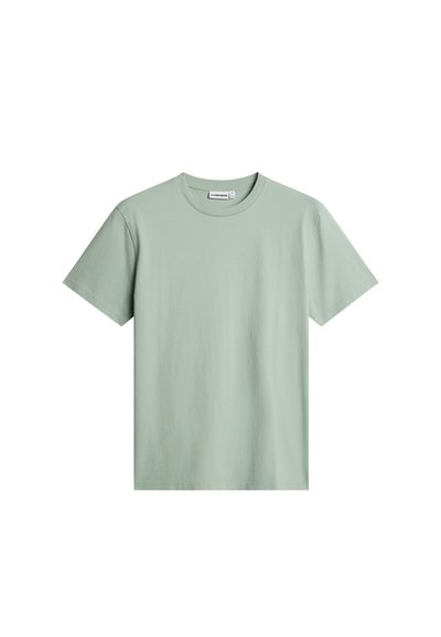 T-shirt in cotone a maniche corte, girocollo, di colore verde chiaro, mostrata su sfondo bianco.