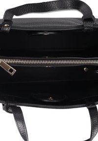 Borsa a mano in pelle nera con un'esterno testurizzato. Presenta un compartimento con zip e hardware in tonalità dorata. L'interno è liscio e lucido.