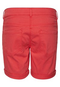 Shorts in denim rosso con orli arrotolati, dotati di due tasche posteriori e cuciture tonali. Texture liscia e design classico a cinque tasche.