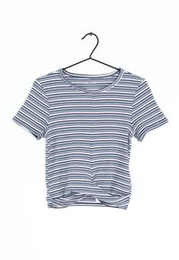 Randig kortärmad t-shirt i marinblått, vitt och ljusrosa. Rundad halsringning med knutdetalj vid fållen. Mjuk, bomullstyg.