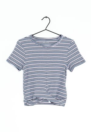 Stribet kortærmet T-shirt i marineblå, hvid og lys rosa. Rundet halsudskæring med knyttet detalje i kanten. Blødt bomuldsstof.