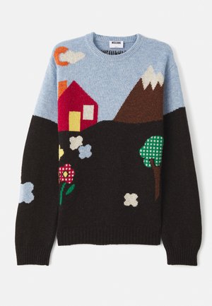 Strickpullover mit blauem Oberteil, schwarzem Grund und bunten Mustern von einem Haus, Bergen, Blumen und Wolken in verschiedenen Farben und Texturen.