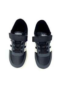 Sneakers in pelle nera e grigia con strisce bianche, punta tonda, design traforato, lacci neri e cinturino in Velcro per una vestibilità sicura.