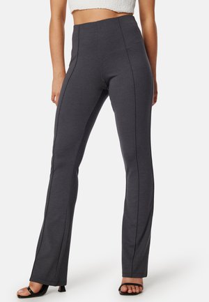 Hoge taille grijze broek met een aansluitend ontwerp, gemaakt van rekbaar materiaal, met zijnaad en uitlopende benen.