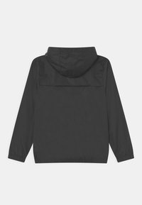 Sort letvægtsjakke med hætte, elastiske manchetter og kant. Glat tekstur, minimalistisk design med et rygstykke detaljer.