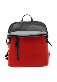 Sac à dos rouge en matériau lisse, avec intérieur gris, fermeture éclair et accents noirs. Comprend une poignée supérieure et des bretelles ajustables.