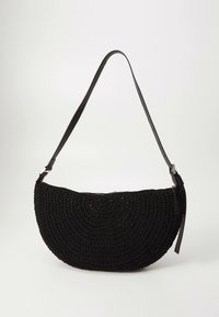 Mustast, ümarast heegeldatud kotist, millel on tekstuuriga pind. Omaduseks on peen, reguleeritav nahkrihm ja lukk.