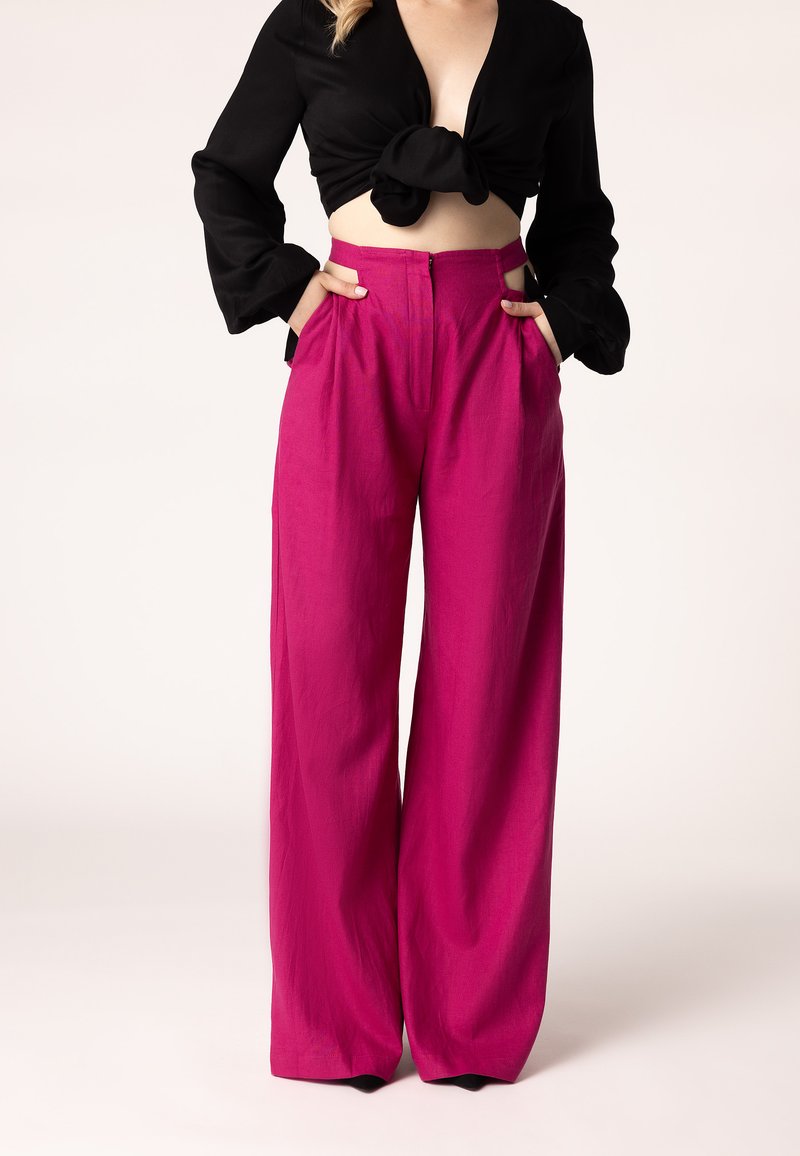 Fuchsia wijde broek met hoge taille, gemaakt van textuurstof, met voorplooien en zijzakken. Geshirt met een zwart crop top.