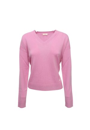 Maglione rosa a maniche lunghe con scollatura a V, dotato di polsini e vita a coste, che presenta un discreto logo laterale su sfondo bianco.