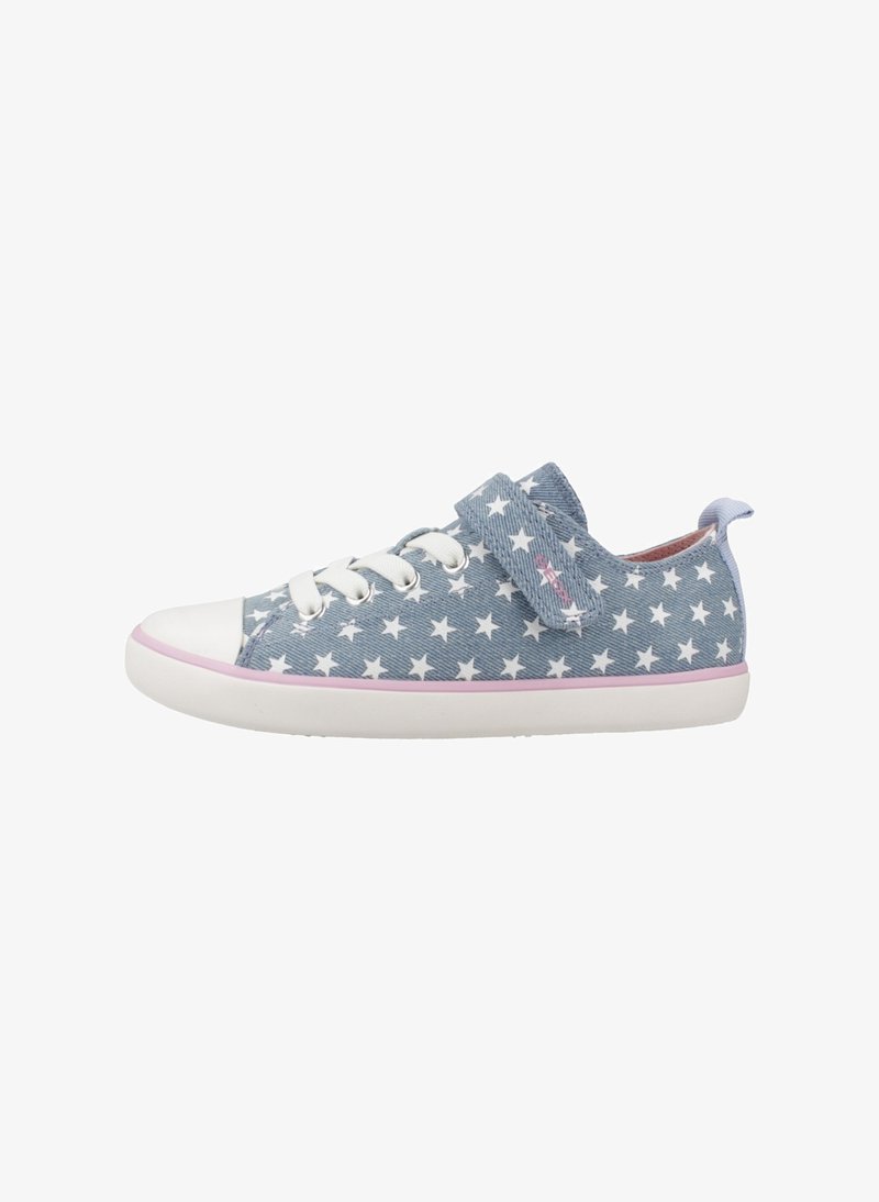 Zapatillas de denim azul con patrón de estrellas blancas, cordones blancos y suela de goma rosa. Cuentan con una correa de gancho y bucle para fácil uso.