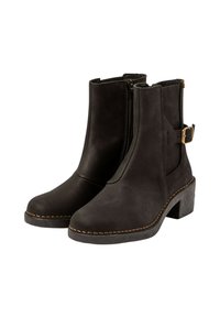 Botas de cuero negro hasta el tobillo con cremallera lateral, tacón apilado y un acento decorativo de hebilla. Textura suave con costuras en contraste.