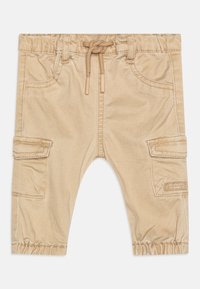 Khaki cargobroek met elastische tailleband, trekkoord, vier zakken en gerimpelde manchetten; gladde textuur en duurzaam materiaal.