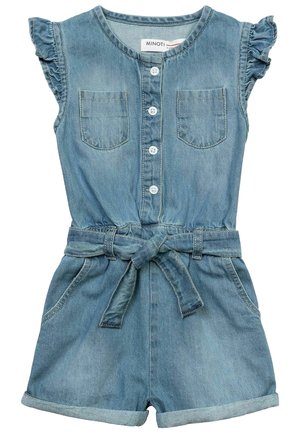 Combinaison sans manches en denim bleu avec boutons sur le devant, deux poches poitrine, épaules volantées, ceinture nouée à la taille et ourlet de short retroussé.