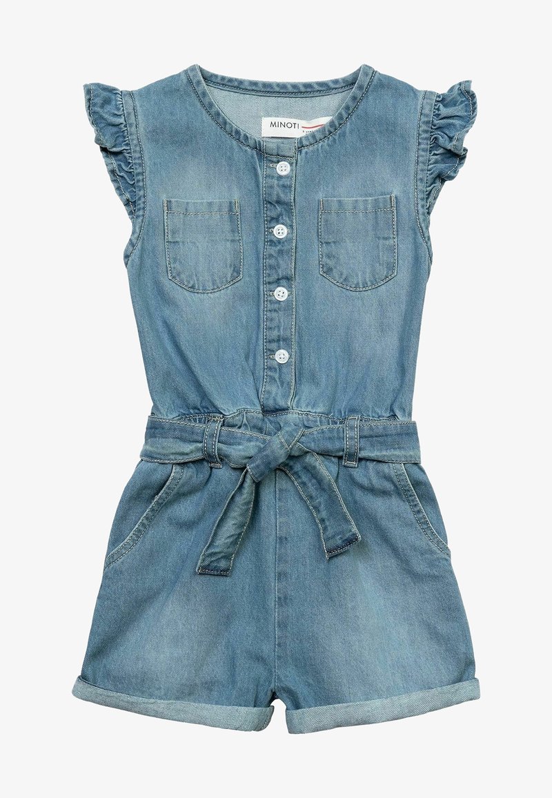 Combinaison sans manches en denim bleu avec boutons sur le devant, deux poches poitrine, épaules volantées, ceinture nouée à la taille et ourlet de short retroussé.