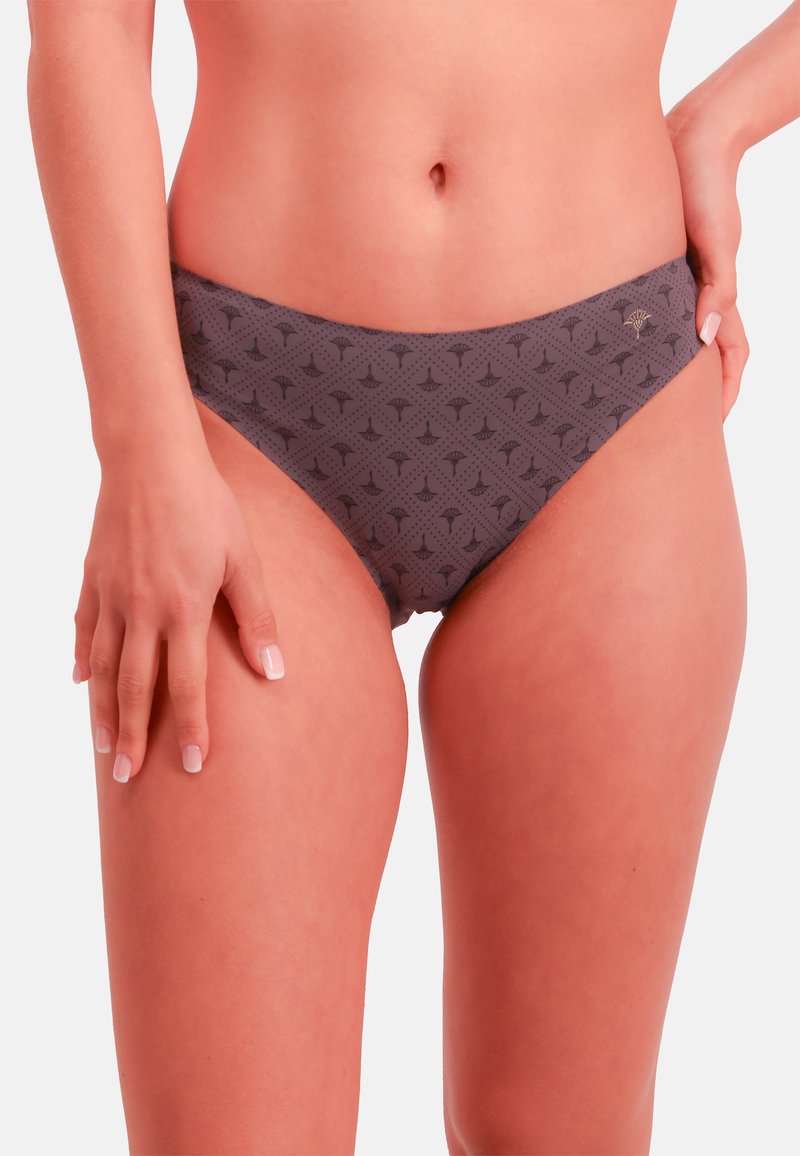 Parte inferior de bikini marrón con un diseño sutil de pequeños logotipos, textura de tela suave y corte moderado.