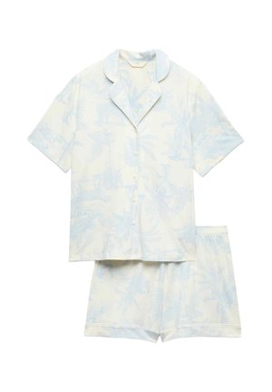 Korte mouwen overhemd met knoopsluiting en bijpassende korte broek met lichtblauwe tropische print op wit stof, plat neergelegd.