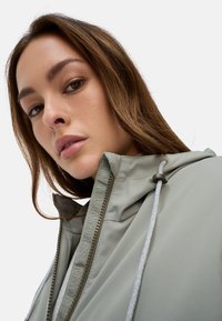 camel active FUNKTIONS AUS MIT KAPUZE UND REFLEKTIERENDEN DETAILS - Parka - misty sage