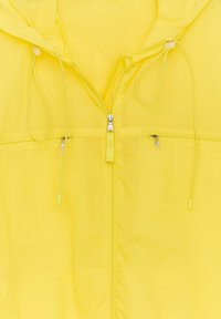 Veste à capuche jaune avec fermeture éclair frontale et deux poches poitrine zippées, avec cordons réglables à la capuche.