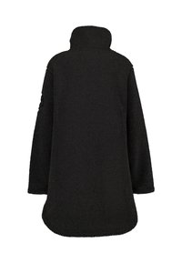Zwarte, fluffy fleece pullover met een hoge kraag, drop shoulders en een afgeronde zoom. Zachte textuur zonder zichtbare sluitingen of patronen.