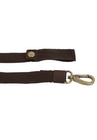 Brūns auduma suņu pavadiņš ar teksturētu apdari, metāla klips vienā galā un pogas aizdare uz roktura, kas ļauj pielāgot garumu.