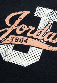 Jordan DISTRESSED COLLIGIATE - Tričko s potlačou - black