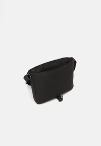 Borsa a messenger in nylon nero con forma piatta, cintura regolabile e chiusura superiore con zip. Tasca interna con zip, texture liscia e design minimalista.