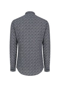 Koszula z długim rękawem z ciemnoniebieskim tłem i małym, powtarzającym się kwiatowym wzorem w bieli i jasnoniebieskim. Klasyczny fason kołnierzyka.