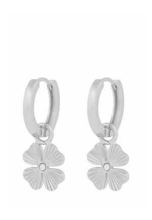 Silberne Creolen mit hängenden, strukturierten vierblättrigen Blumenanhängern, mit feinen gravierten Linien und einem kleinen mittigen Detail auf jedem Blütenblatt.