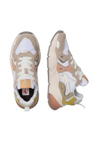 Sneaker beige e bianche realizzate in materiali suede e mesh, caratterizzate da una grande stella bianca, suola texturizzata e dettagli colorati in rosa e verde.