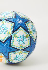 FIFA Quality Pro voetbal met een blauwe sterdesign, witte en gele geblokte panelen, een getextureerde oppervlakte en een officieel label.