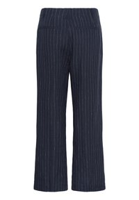 Marineblaue, gerade geschnittene Hose mit dünnen weißen vertikalen Nadelstreifen, Gesäßtaschen mit Paspel und Gürtelschlaufen, von hinten gezeigt.