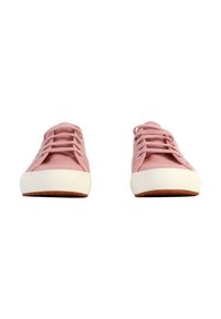 Sneakers in canvas rosa con suole in gomma bianche. Caratteristiche includono lacci davanti e dettagli testurizzati sulla suola. Design semplice e classico.