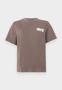 Brūna īsām piedurknēm T-kreklā ar baltu "ellesse Italian vintage EST 1959" logo kreisajā krūtī.