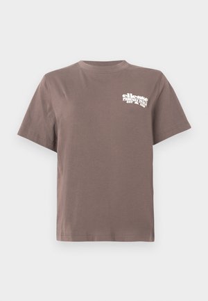 Bruine korte mouwen crewneck t-shirt met wit "ellesse Italiaanse vintage EST 1959" logo op de linkerborst.