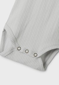 Lys grå ribbet bodysuit med tre knappelukkinger nederst. Mykt stoff med horisontal tekstur og sydd kanter.