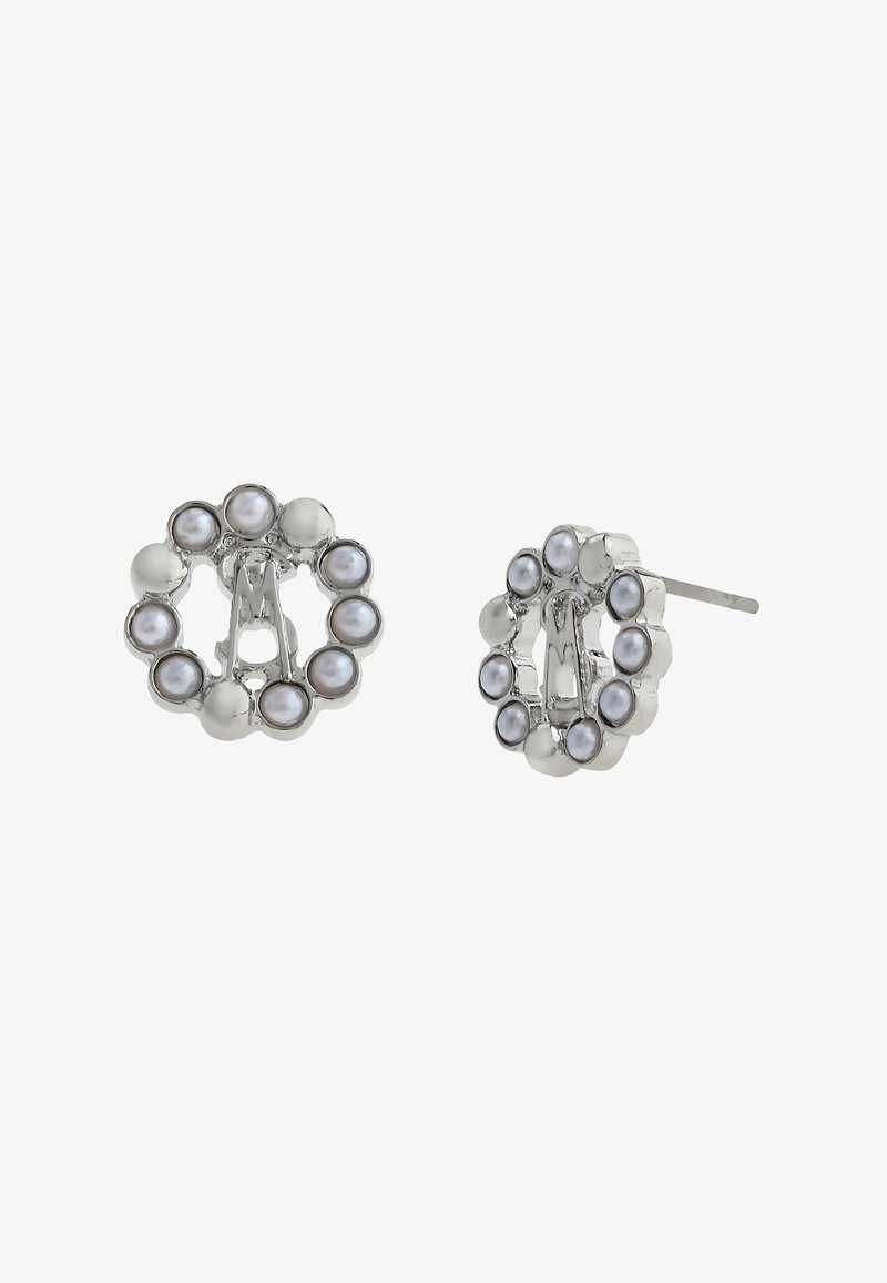 Runde øreringe i sølvfarve med en klynge af små, blanke perler omkring et centralt design, med en poleret finish og stift bagtil.