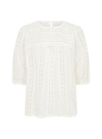 Blusa blanca con intrincados patrones de encaje, cuello redondo y mangas cortas abullonadas. Cierre en la parte posterior con forma de ojo de cerradura que añade detalle.