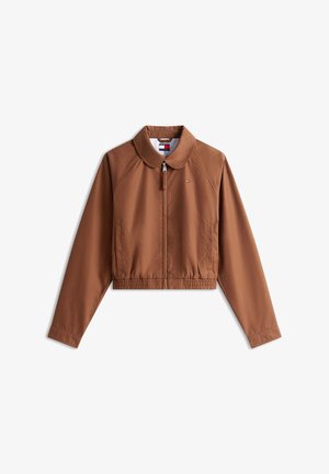 Bruine cropped jas met lange mouwen, ritssluiting aan de voorkant, elastische tailleband, kraag en klein logo op de linkerborst.