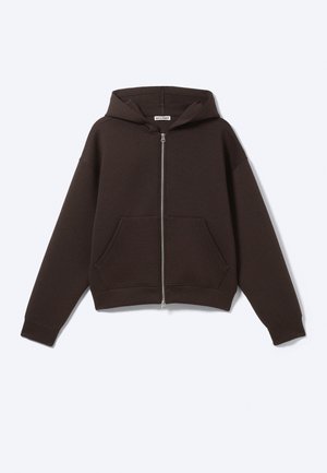 Zwarte zip-up hoodie met voorkantzakken en een capuchon, plat liggend tegen een witte achtergrond.