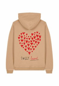 Felpa marrone con un grande design a forma di cuore rosso composto da cuori più piccoli. Il testo sottostante recita "SWEET heart" in un carattere nero e rosso.