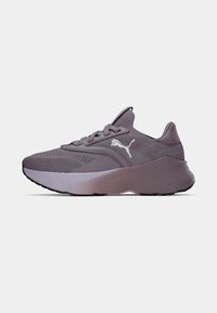 Pantofii sport violeți cu upper din plasă, accente texturate și o talpă stratificată în contrast. Prezintă un logo gri și un sistem de șireturi.