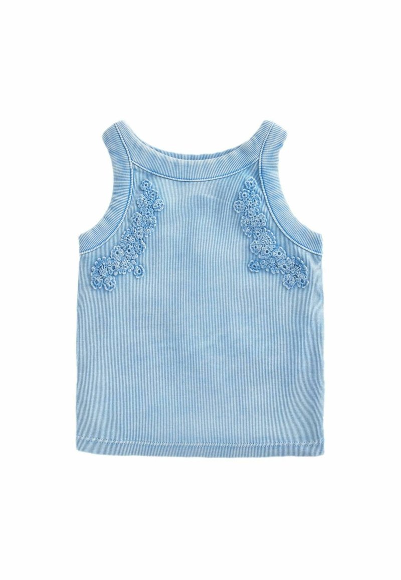 Hellblaues, geripptes Trägertop mit floralem Stickereidetails in einem dunkleren Blau an beiden Seiten. Glatte Textur mit Rundhalsausschnitt.