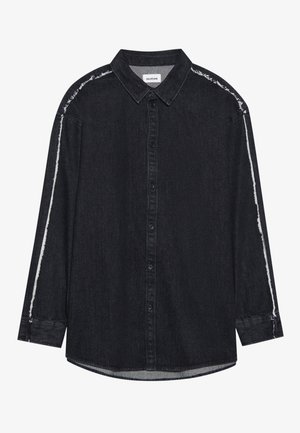 Cămașă din denim negru cu mâneci lungi, închidere cu nasturi, și accente albe tocite pe umeri. Are o guler clasic și tiv curbat.
