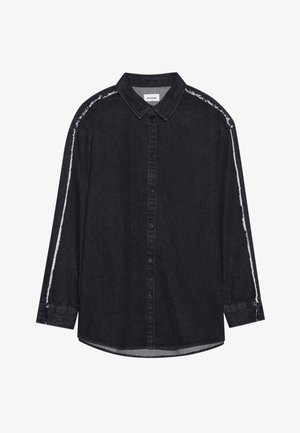 Musta denimi paita pitkähihaisilla, napitettavalla etuosalla ja rispaantuneilla valkoisilla yksityiskohdilla olkapäillä. Ominaisuuksiin kuuluu klassinen kaulus ja kaareva helma.