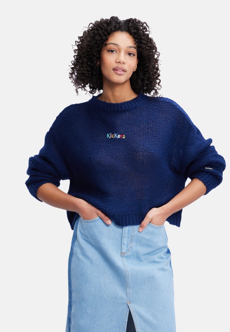 Maglione a maglia navy con una vestibilità boxy e maniche ampie; presenta il logo "Kickers" ricamato in lettere colorate sul petto.