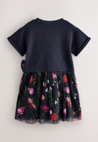 Marineblaues kurzärmeliges Kleid mit einem schwarzen Rock mit Blumenmuster in Rosa und Weiß. Oberteil aus Baumwolle und leichter Stoff.