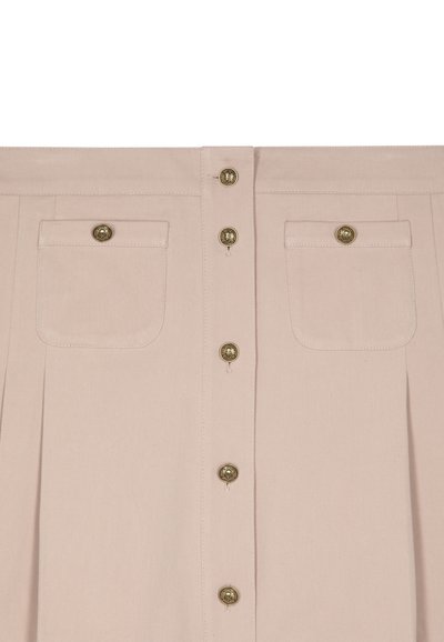 Beige rok van een katoenmix, met een knoopsluiting aan de voorkant, twee opgestikte zakken en een geplooid ontwerp. Gouden knopen voegen detail toe.