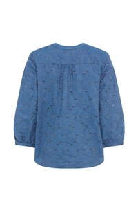 Blaue Langarmbluse mit floraler Lochstickerei, gerafftem Rückenteil und elastischen Bündchen.