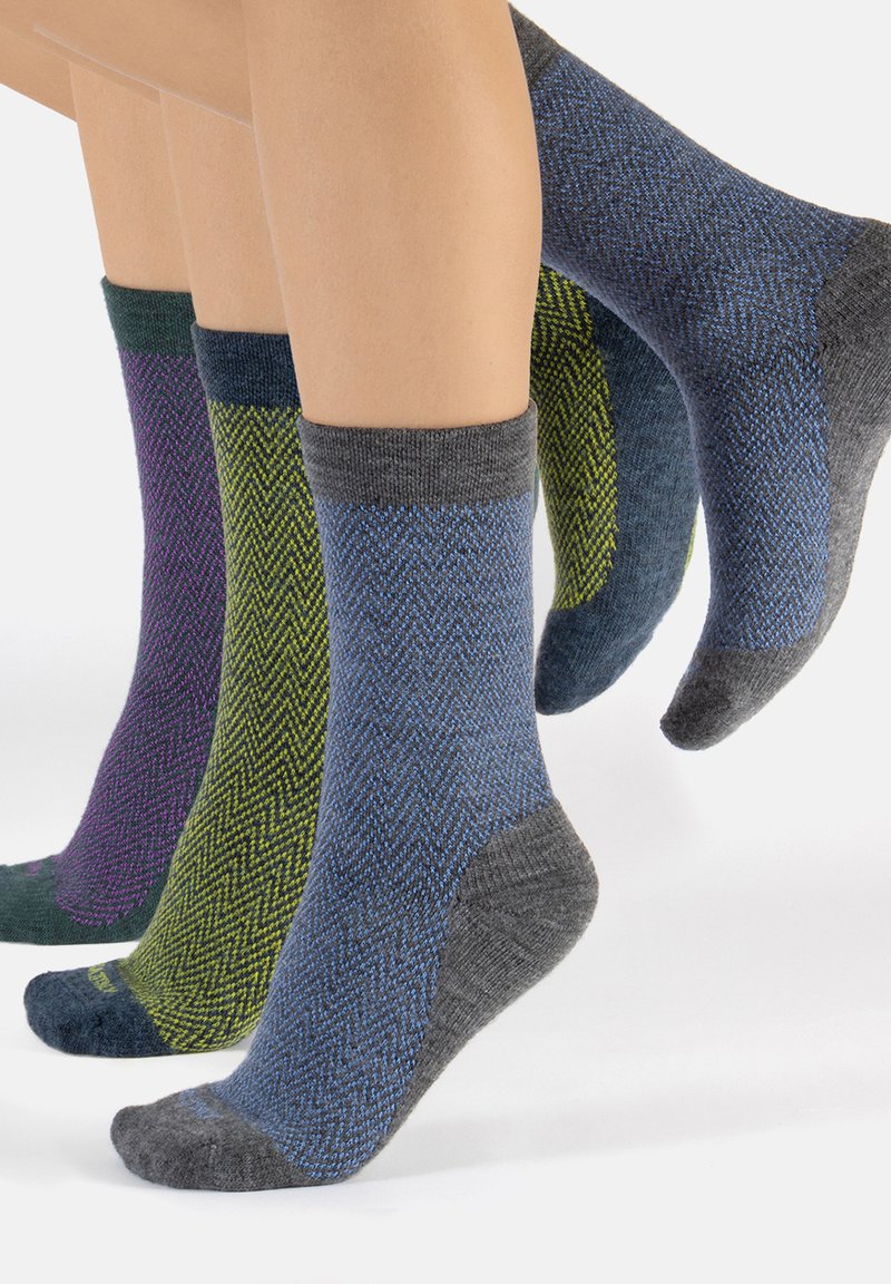 Conjunto de cuatro calcetines con diseño de espiga en azul, verde, gris y púrpura. Material suave con talones y puños en contraste.