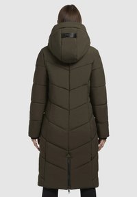 Olivově zelená péřová bunda s kapucí, která má šikmý prošívaný design, zipový ventilační otvor vzadu a černou etiketou s logem na krku.